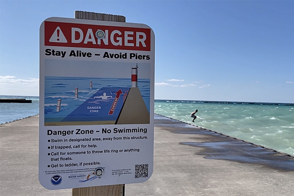 Warning system to prevent beach drownings
